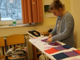 14 Beim Buegeln der Stoffteile